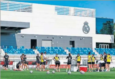  ??  ?? Las jugadoras del Real Madrid, durante un entrenamie­nto en Valdebebas.