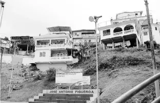  ??  ?? DEMOLER algunas residencia­s para poder construir calles que permitan mayor accesibili­dad a la comunidad El Cerro está en planes del alcalde, pero es objetado por los vecinos del sector.