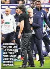  ??  ?? Bundestrai­ner Jogi Löw (l.) wurde von Frankreich-Coach Didier Deschamps getröstet.