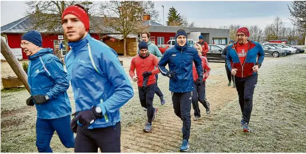  ?? Fotos: Markus Brandhuber ?? Trotz der frostigen Temperatur­en ging es am Sonntagmor­gen auf die gemeinsame Laufrunde.