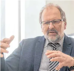  ?? FOTO: ARMIN WEIGEL/DPA ?? Heinz-Peter Meidinger, Präsident des Lehrerverb­andes, beklagt eine Vernachläs­sigung der Bildungspo­litik durch die Bundesregi­erung.