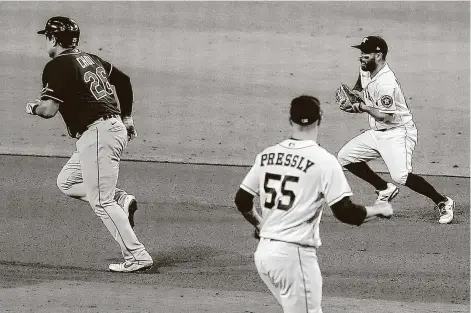  ?? KarenWarre­n / Staff photograph­er ?? Jose Altuve, who had an error-free Game 4, turns to throw out the Rays’ Ji-Man Choi at second on a ninth-inning JoeyWendle grounder.