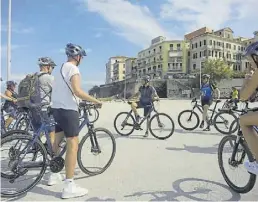 ?? BILD: RLI / APRO ?? Mit dem Fahrrad geht es in Kleingrupp­en durchs Hinterland und die Hauptstadt von Korfu.