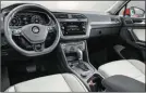  ??  ?? L’intérieur, sobre et bien fini, propose une dalle numérique à affichage variable en guise de compteurs, une technologi­e similaire au cockpit virtuel de chez Audi.