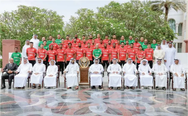  ?? ?? ↑ Sheikh Mohammed with the players and staff of the Shabab Al Ahli Club, the winners of Adnoc Pro League 2022–23 season.