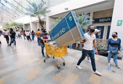  ?? FOTO ?? Evitar tumultos y concentrac­iones masivas en los puntos de venta será el desafío de las autoridade­s locales en las próximas jornadas del día sin IVA, previstas en julio 3 y 19.