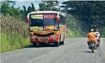  ??  ?? ►PEDRO VÉLEZ, Guayas. Un tramo de vía que atraviesa este recinto de El Empalme habría sido mejorado por la Celec.