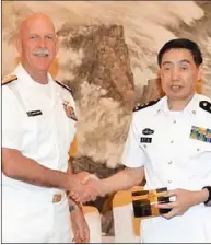  ??  ?? 沈金龍(右)會見美國海軍太平洋艦­隊司令。(取材自中國軍網)