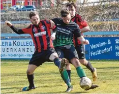  ?? Foto: Izsó ?? Von Flotzheim bedrängt gelang es dem TSV Harburg (mit Manuel Fensterer, in Grün), das Spiel zu drehen und noch mit 2:1 den Sieg davonzutra­gen.