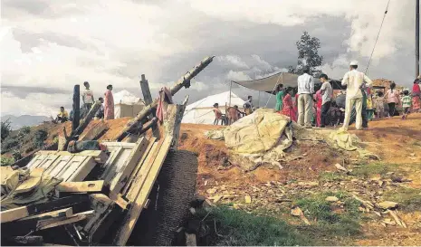  ?? FOTOS: PRIVAT ?? Im Distrik Lalitpur hat der Verein Govinda Entwicklun­gshilfe Notunterkü­nfte aufgebaut.