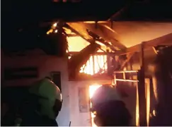  ?? AZAMI RAMADAN/JAWA POS ?? TAK ADA KORBAN JIWA: Petugas damkar berusaha memadamkan api yang melalap rumah Dahliyo. Diduga, api muncul dari percikan kembang api saat perayaan tahun baru.