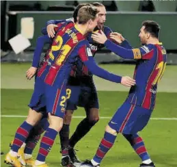  ?? EFE / JULIO MUÑOZ ?? De Jong, Mingueza y Messi felicitan a Trincao tras su tanto.