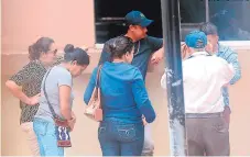  ?? FOTO: ESTALIN IRÍAS ?? Los parientes de Kilzon Meraz mostraron mucha reserva en todo momento mientras estaban a la espera del cuerpo.