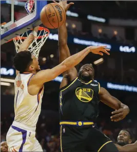  ?? NHAT V. MEYER — BAY AREA NEWS GROUP
Suns' Devin Booker on ?? The Warriors' Draymond Green, right, defends against the Wednesday night.