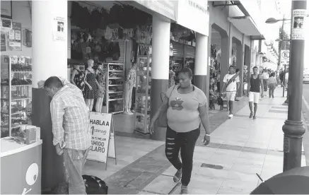  ??  ?? SEGURIDAD. Dueños de establecim­ientos colocan sistemas de seguridad para mejorar la atención a los clientes.