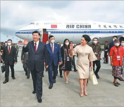  ?? SHEN HONG / XINHUA ?? President Xi Jinping and his wife, Peng Liyuan, arrive on Nov 14 at I Gusti Ngurah Rai Internatio­nal Airport in Bali, Indonesia, for the 17th Group of 20 Summit.