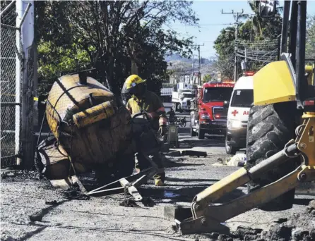  ?? SHirleY VÁsQueZ ?? La explosión fue tal que el cuerpo del muchacho, de 17 años, fue lanzado a unos 10 metros, pero partes del joven quedaron hasta una distancia de 80 metros.