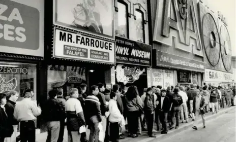  ?? DALE BRAZAO/TORONTO STAR FILE PHOTO ?? Bargain hunters line up outside the now-defunct A&A record store and Sam the Record Man on Yonge St. on Boxing Day in 1987.