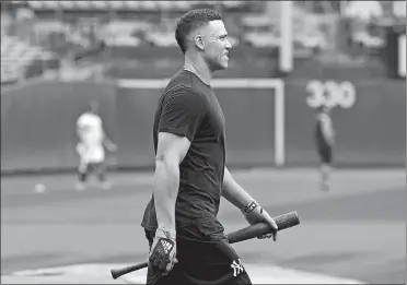  ??  ?? The Yankees’ Aaron Judge walks off the field in Oakland a workout on Monday. Judge, recovering from a broken right wrist, took swings for the first time without pain.
