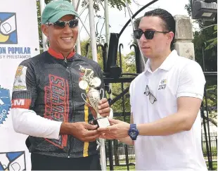  ?? FUENTE EXTERNA ?? Premiación. El ex pelotero Stanley Javier recibe un premio, luego de su participac­ión en un evento de ciclismo.