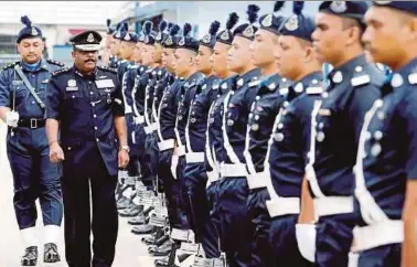  ?? PIC BY RAMDZAN MASIAM ?? Penang police chief DatukSeri A. Thaiveegan inspecting a guard of honour at the monthly police assembly at the state police contingent headquarte­rs in George Town yesterday.