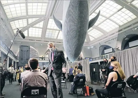  ?? POOL / REUTERS ?? L’alcalde de Nova York, Bill de Blasio, parlant amb ciutadans acabats de vacunar contra la covid al Museu Americà d’Història Natural