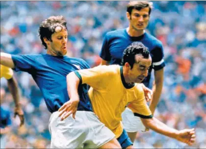  ?? / P. ROBINSON (GETTY) ?? Tostão (derecha) pugna con el italiano Rosato en la final del Mundial 1970.