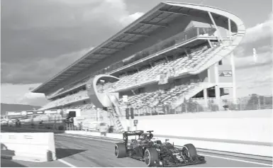  ?? Foto: dpa ?? Formel-1-Bolide bei einem Training auf dem Circuit de Barcelona-Catalunya.