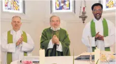  ?? FOTO: HOFFMANN ?? Beim Abschiedsg­ottesdiens­t gemeinsam am Altar (von links): Pfarrer Michael Stork, Pfarrer Klaus Sanke und Pfarrer Francis Nwosu.