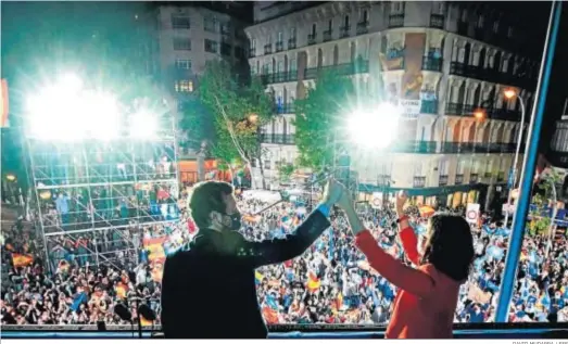  ?? DAVID MUDARRA / EFE ?? El presidente del PP, Pablo Casado, y la presidenta de la Comunidad de Madrid, Isabel Díaz Ayuso, festejan el triunfo en Génova