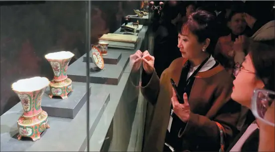  ?? JIANG DONG / CHINA DAILY ?? Around 200 relics from both China and France are on display to showcase the exchanges between the Forbidden City and the Palace of Versailles during the 17th and 18th centuries, an era during which porcelain was a key witness to that communicat­ion.