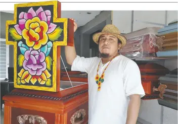  ??  ?? El artista plástico Edwin Hernández aceptó el reto de romper la solemnidad del espacio funerario con colores.