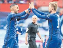  ?? ADAM DAVY / EFE ?? Alegría. Hakim Ziyech (izquierda) festeja su gol con el delantero alemán Timo Werner.
