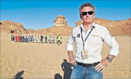  ??  ?? Alejandro Agag posa con todos los pilotos de Extreme E a su espalda durante la previa del primer X-Prix de la historia en Al Ula, Arabia Saudí.