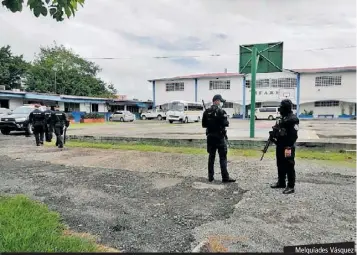  ?? Melquíades Vásquez ?? Los reclusos en el albergue del IFARHU son custodiado­s fuertement­e por policías.