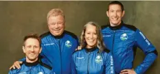  ?? Foto: Blue Origin via AP, dpa ?? Ab ins All: William Shatner (Zweiter von links) und seine Crewmitgli­eder Chris Bos‰ huizen (v. l.), Audrey Powers und Glen de Vries.
