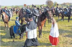  ?? FOTO: CHRISTOPH KLAWITTER ?? Pfarrer Jürgen Brummwinke­l segnet Pferde und Reiter – selbstvers­tändlich auch die ganz jungen Reiter.