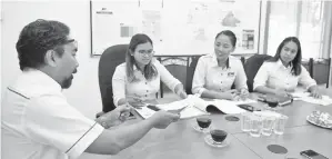  ?? Gambar BERNAMA ?? PENGURUS Projek Wilayah BHP Kamarulzam­an Ahmad (kiri) memberi taklimat kerja-kerja projek Pan Borneo kepada tiga jurutera muda iaitu (dari kanan) Syazreena Parno, 27, Diana Sela Augustine, 27, dan Nelissa Christy, 26, di sini. -