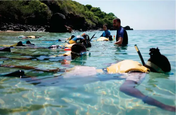  ?? ??  Sortie scolaire organisée par des professeur­s de collège en partenaria­t avec le Parc Marin pour sensibilis­er les élèves à leur environnem­ent, les familiaris­er avec le milieu marin et leur faire découvrir les richesses du lagon. Photo Marion Joly.