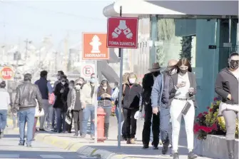  ?? ORACIO CHÁVEZ / ?? Largas filas en el Centro de Convencion­es que se diluyeron de forma rápida