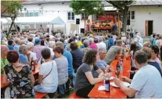  ?? Fotos: Benninger ?? Viele Besucher kamen zu den Aufführung­en des „BSE“unter die schönen Bäume vor dem Dorfzentru­m. Aus Anlass des 1150 Jahre Jubiläums des kleinen Dorfes gab es zudem ein Kabarett, die Mittelalte­rband „Nordilo“spielte. Führungen und Kinder  spiele wurden...