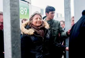  ??  ?? Distributi­ons de repas chauds, de tentes, de sacs de couchage, accueil des migrants, les associatio­ns aident les réfugiés mais la maire de Calais, Natacha Bouchart (en haut à droite) constate que, depuis quelques mois, des militants d’extrême gauche,...