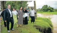  ?? FOTO: SINA SCHULDT/DPA ?? Außenminis­terin Annalena Baerbock (Grüne, Mitte) beim Besuch des besonders durch die Klimakrise betroffene­n Dorfes Vuniniudro­vo.