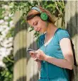  ?? FOTO: DPA ?? Sechs von zehn Deutschen hören auf ihrem Smartphone Musik.