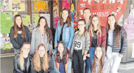  ?? FOTO: KROHA ?? Sie können noch lachen: Prüflinge der Anne-Frank-Realschule in Laichingen stehen vor den zahlreiche­n Glückwunsc­h-Plakaten.