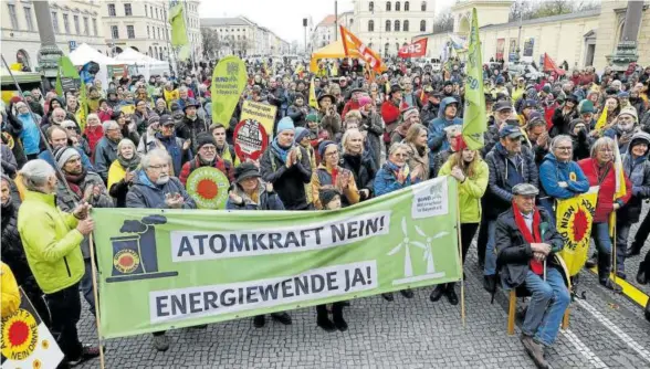  ?? Foto: Efe ?? Activistas celebran en Munich el apagón nuclear de Alemania.