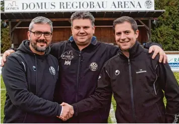  ?? Foto: Reinhold Radloff ?? Team Manager Werner Muth (Mitte) freut sich, so schnell einen passenden Trainer für die Bayernliga Mannschaft des TSV Schwabmünc­hen gefunden zu haben: Paolo Maiolo (links). Rene Ott bleibt Co Trainer.