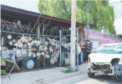  ??  ?? Por las calles de Los Ángeles y 5 de Febrero abundan los talleres y las refacciona­rias en las que se venden autopartes de todo tipo.