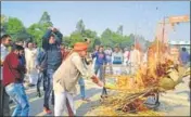  ?? HT PHOTO ?? Protesters burning the effigy of AIJASS president Yashpal Malik at the Makrauli toll plaza in Rohtak on Saturday.