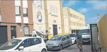  ??  ?? El patio del colegio Monte-Sión de Torrent, que acaba de celebrar 125 años, albergó los primeros partidos de fútbol de Paco Alcácer, que estudió allí años después de que lo hiciera su malogrado padre